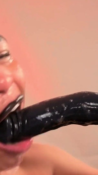 Mijn mondpik diep in mijn duivelse keel, uvula, grote mond, lange tong, grote tieten en speeksel op mijn gezicht rekken