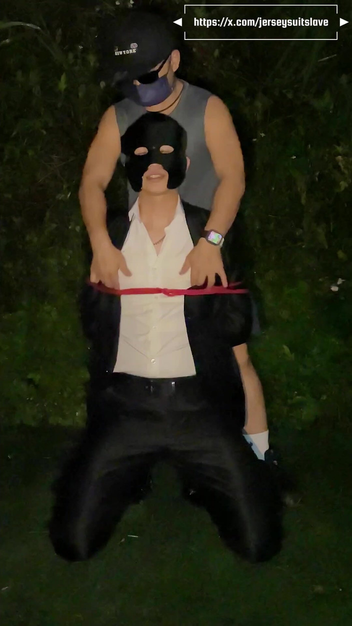 Human Urinal: Костюм борется со стыдом и унижением в дикой природе