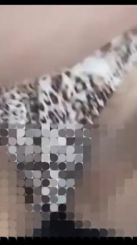 Hintli kocam tarafından parmaklanıyor ve tokatlanıyor