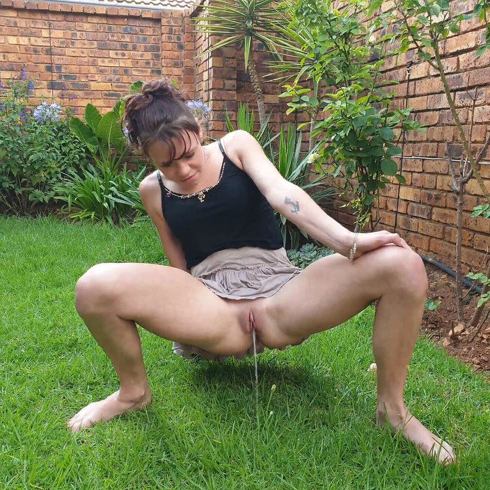 Mpussypunisher: Pelacur seksi lagi asik muasin memek dan kencingnya