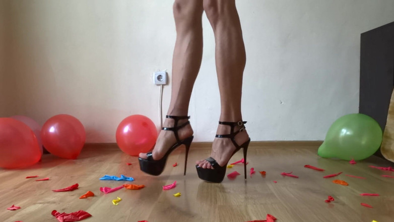Monica Crush: Bóng bay xuất hiện với đôi giày cao gót của tôi