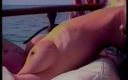 A Lesbian World: Blond lesbo partner suger knull på båten