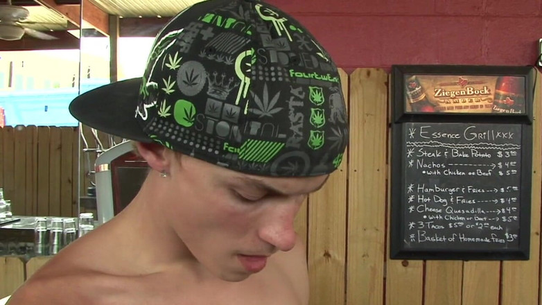 Recent amator bareback French porn: Er lutscht daran und nimmt den Saft in den Mund