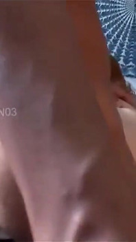 Відео від першої особи, підтягнута тінка з величезною дупою підстрибує на жорсткому члені, а потім тверчить, поки не отримує його сперму