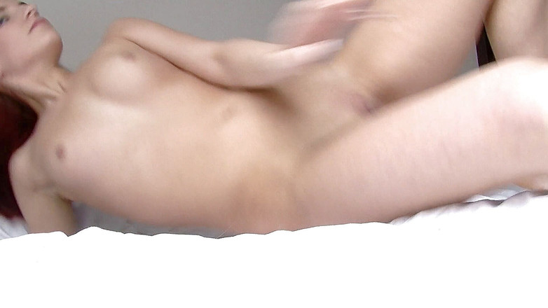 Sexy Amateurz: Awek berambut merah seksi memuaskan dirinya
