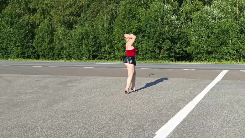 RedRoseRus: Sie Necken Die Fahrer Auf Der Autobahn