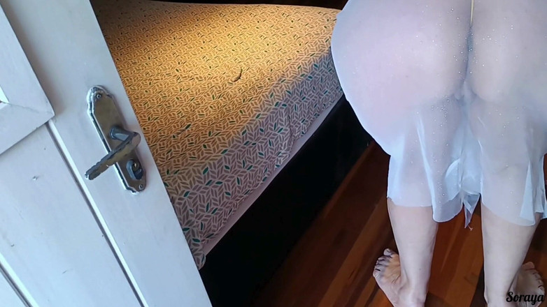 Priscila: 내 계모는 침대에 있었고 나는 그녀에게 전화하러 갔고 끈 팬티를 입고 그녀를 만났다.