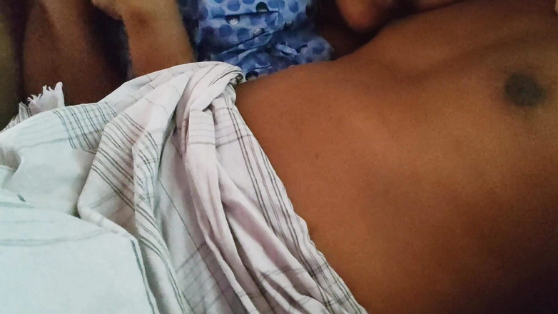 Realmallucouplevlog: Fată sexy care se joacă cu pula