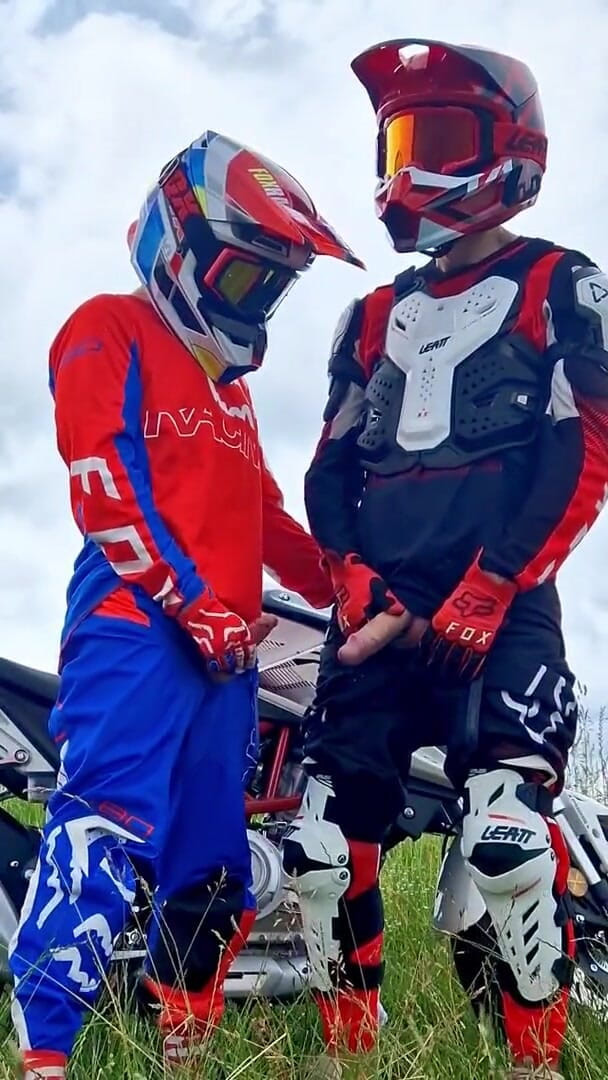 Sneakersmax98: हॉट मोटोक्रॉस लड़के मोटरसाइकिल के पास वीर्य छोड़ते हैं