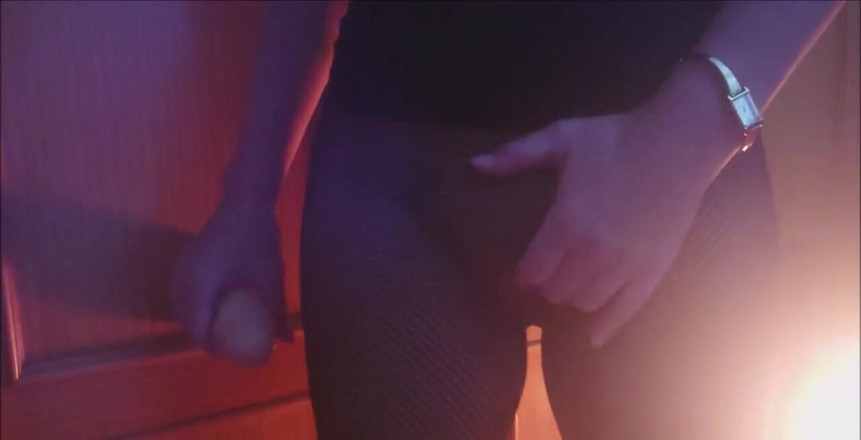 Natalie K: 穿着渔网紧身衣，使用假阳具和振动器，我摩擦自己，自慰，因为我射精