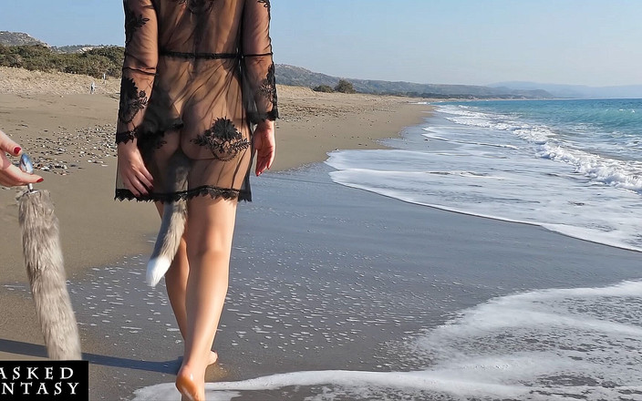Masked-Fantasy: समुद्र तट पर सेक्सी महिला अपनी गांड में फॉक्सटेल बट प्लग लेती है - आउटडोर गांड चुदाई प्लग