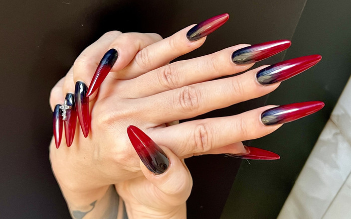 Julia domaina: Uñas largas y pajas