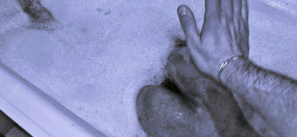 Dinar: 娇小美丽的女主调教娘腔准备通过洗她的肛门与爸爸热辣性爱。