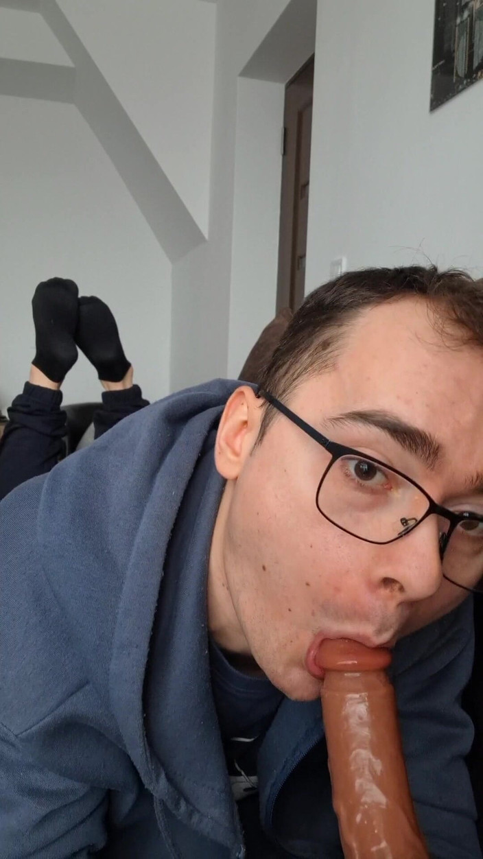 The college boy: Je te suce la bite jusqu’à ce que tu éjacules dans...