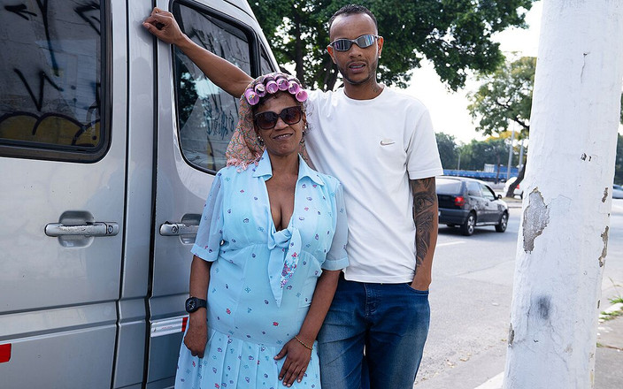 MaturePickup: सांवली नानी बड़े काले लंड द्वारा गाड़ी चलाते समय गांड चुदाई