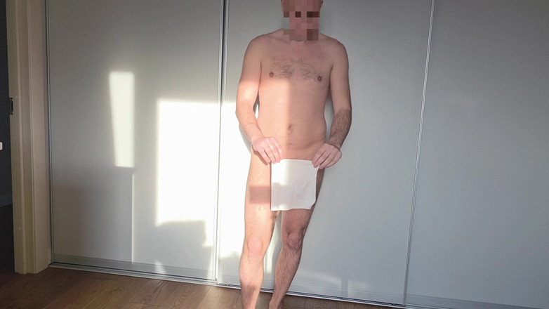 ShyCummerBoy: Striptease con papel pequeño en 4k