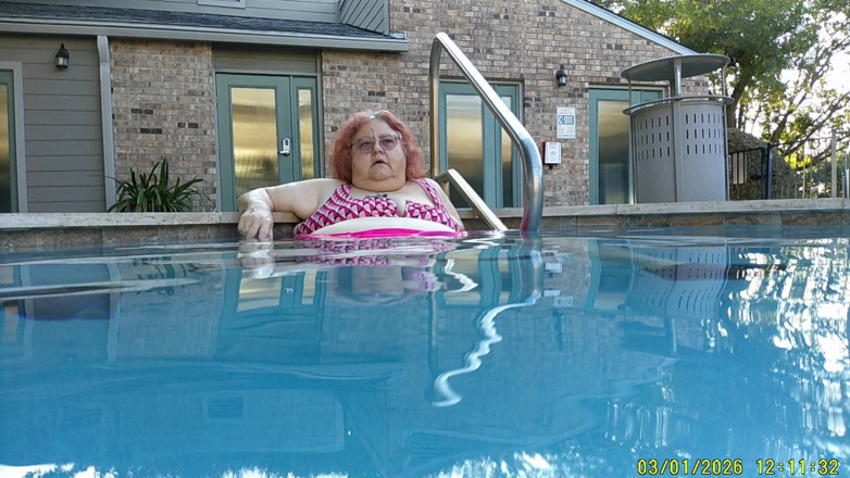 BBW nurse Vicki adventures with friends: Büyük Güzel Hemşire Vicki Su Ayakkabılarını Gösteriyor Ve