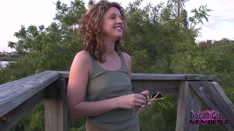 Dream Girls: बहुत सुन्दर बेब सार्वजनिक पार्क में नग्न होकर उतारती है