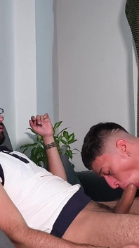 Seksi twink jacobo torres ateşli baba camilo brown'ın büyük sünnetsiz yarağını emiyor