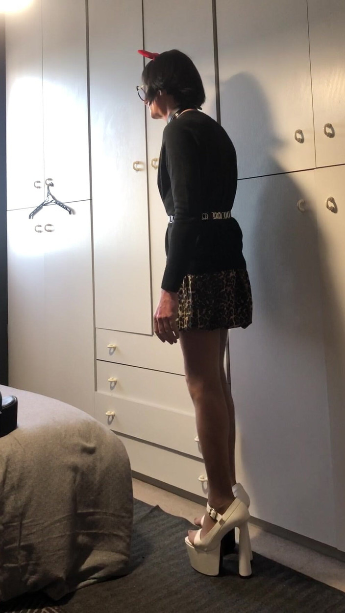 Andreina Naty: Sehr Hohe Strümpfe Und Keilabsätze