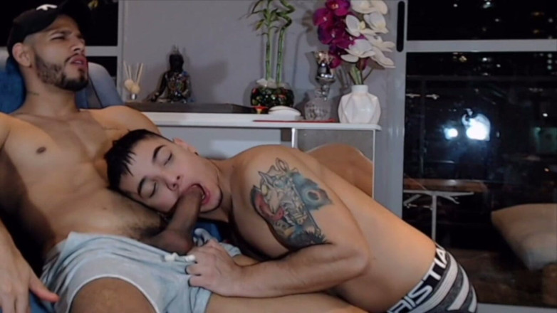 Hot recent bareback entertainement: Han knullar en ung latino och fyller honom