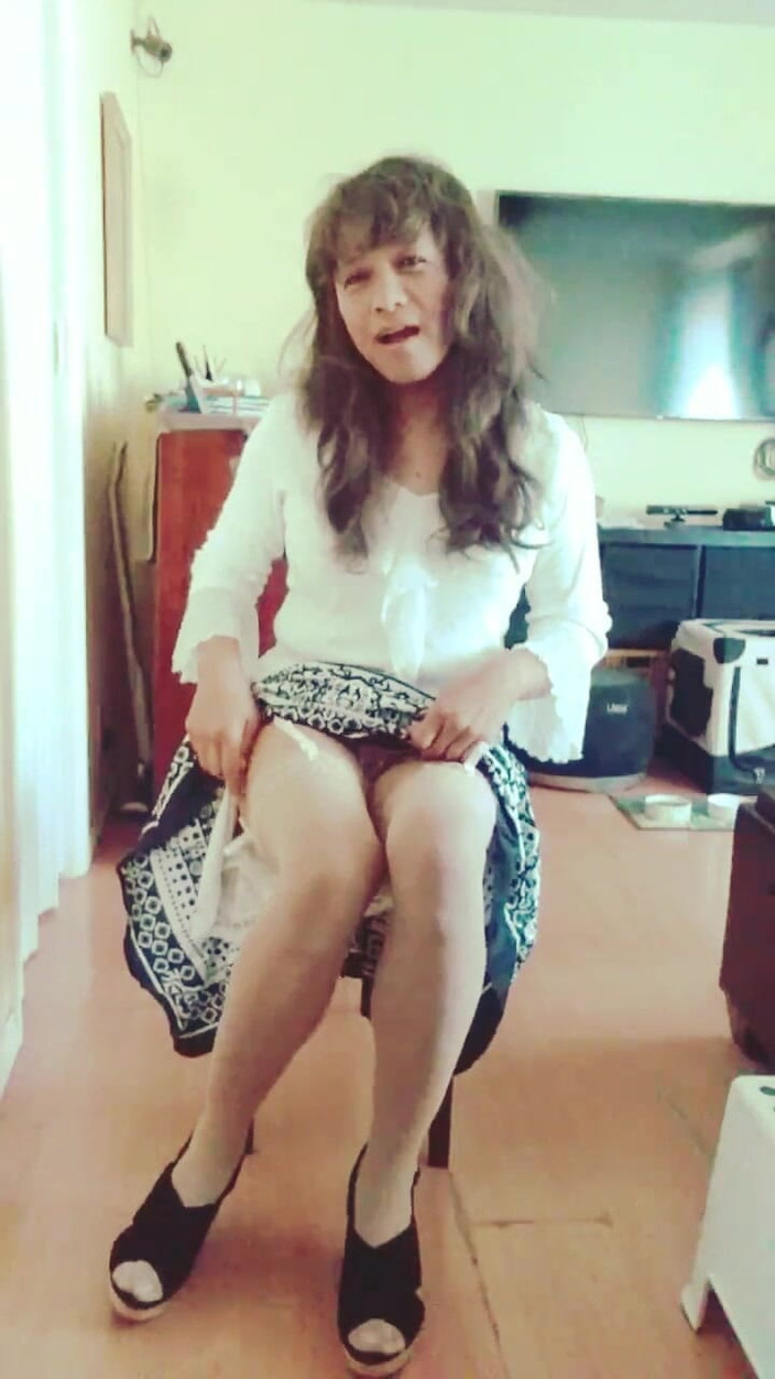 Jhazmeena: Model skirt retro blaus putih menunjukkan stoking kaki Garter Halfslip...