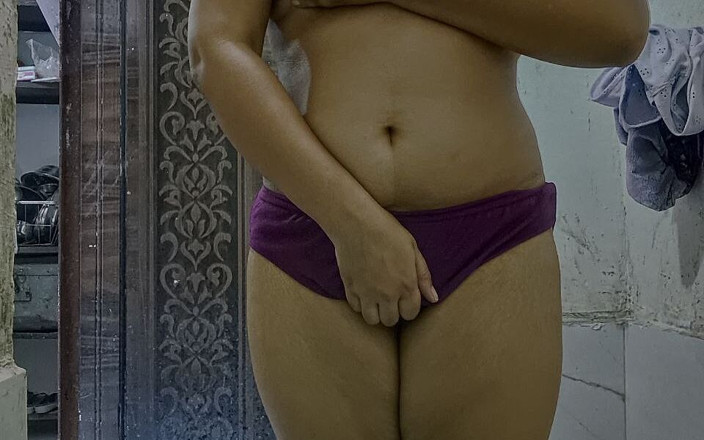 Sexgarl84: แฟนสาวสุดฮอตของกูกําลังสนุกในห้องน้ําในท่าเซ็กซี่ ยกทรงและกางเกงใน