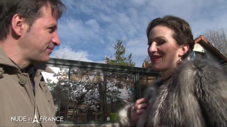 Nude in France: Mature bourgeoise shows us around her house and her ass...