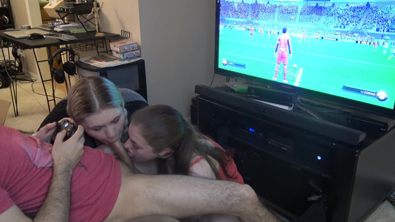 LustfulGeeks: Fifa oynarken çifte oral seks