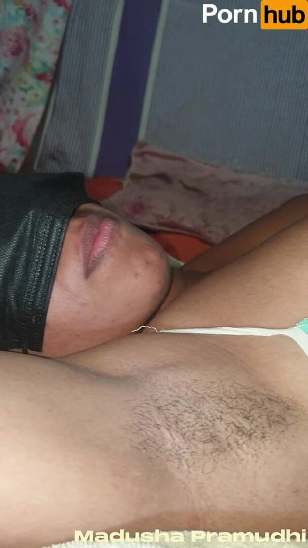 Tiyana: Hotwife desi ditutup mata kongkek keras buatan sendiri