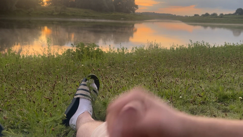 Riskiedik: Playing in the Morning at a Lake