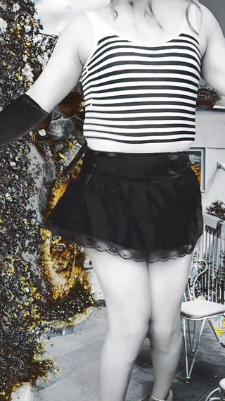 Kitty_Cross: Pemakluman Model Seksi: Memeluk Keyakinan dan Kecantikan