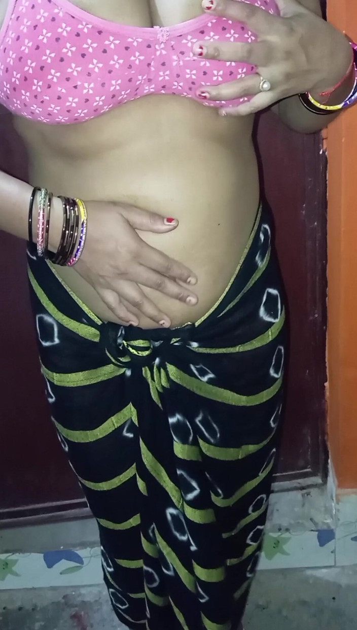 Manjushukla: 最美丽的辣妹展示她的阴户做爱