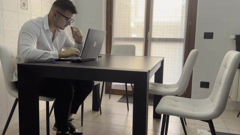 Tommy e Annika: Секретарь мастурбирует на работе, но её видит начальник