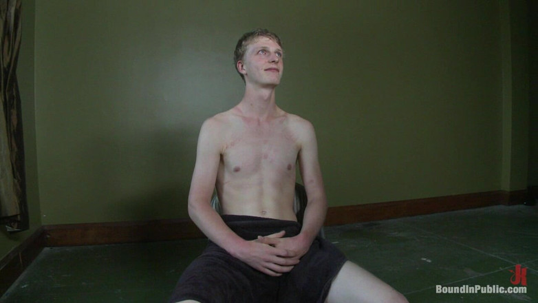 Bound in public: Twee jongens wennen in een openbaar toilet