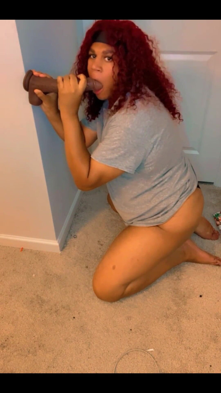 Hicktown_hoochi: 在我的膝盖上吮吸大黑屌假阳具