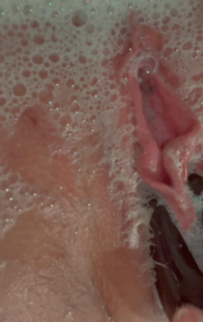 Los Cat: Vuoi guardarmi vibrare la mia figa sudosa nel bagno?