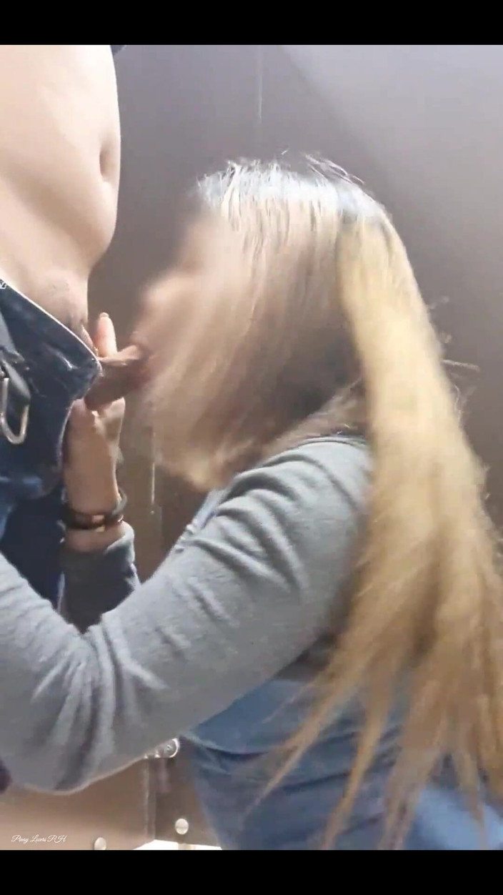 Vixenn Cruz: 欲求不満の親友が試着室で私に射精させてくれた、リスキーな屋外セックス