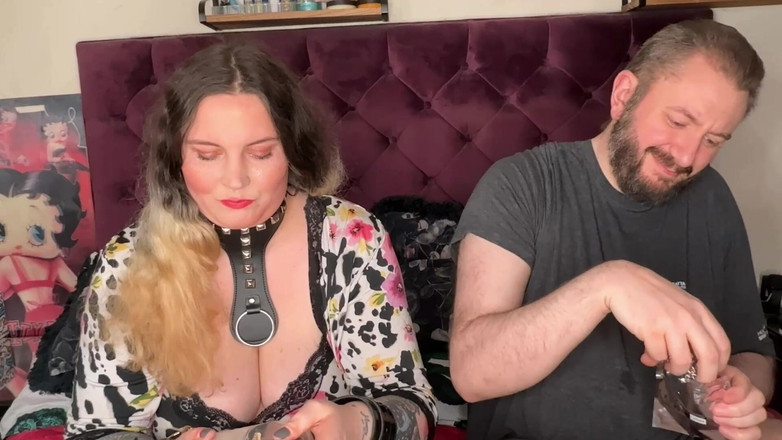 MissFFW: Pelacur nakal membuka peti pilihan mainan barunya