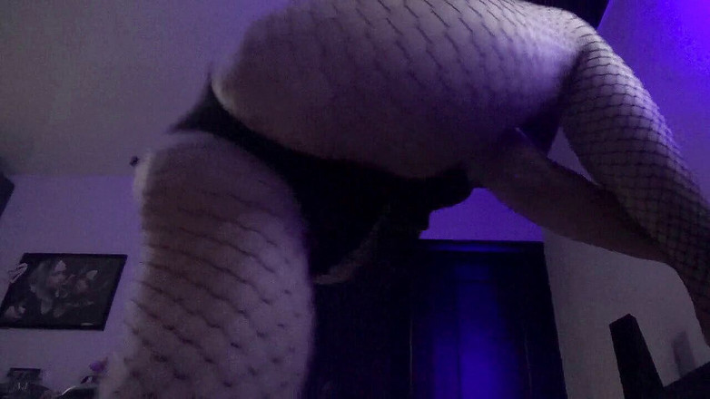 Goddess Misha Goldy: Culo de rejilla chupando instrucciones de paja