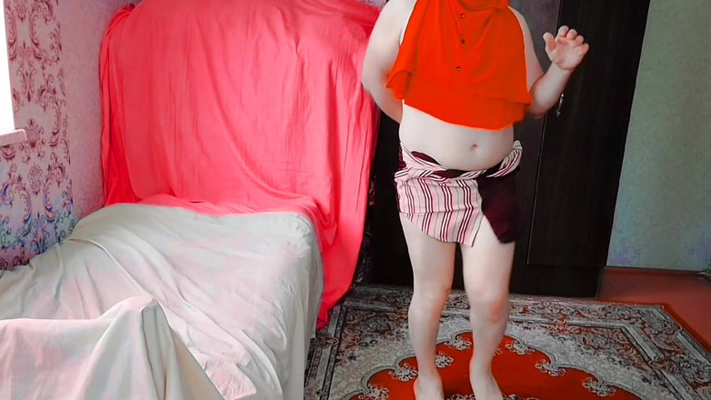 Kitty_Cross: Il bel travestito mostra lentamente le curve seducenti