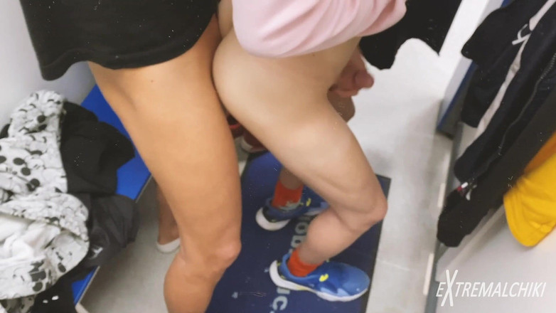 Extremalchiki: Omklädningsrum twink knull