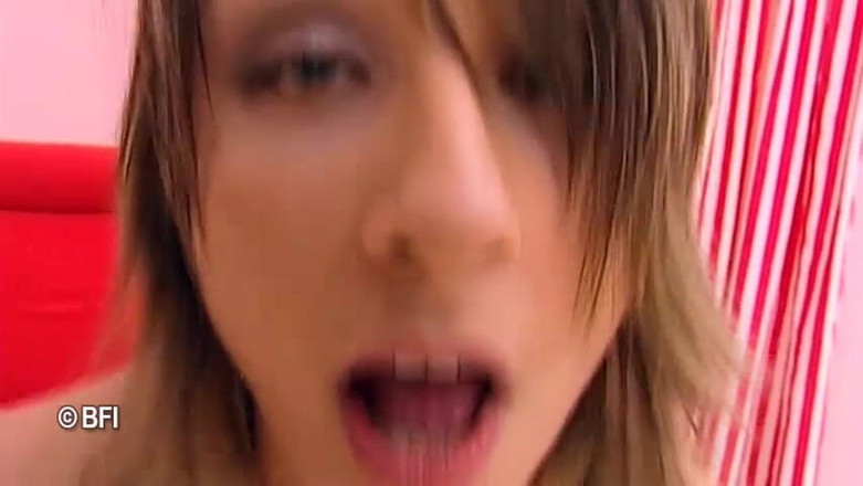 Merciless Fuck: Bruneta s velkým zadkem, detailní sání a šukání s koncem pusou