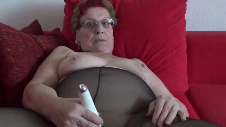 Heisseoma: Pussy in Pantyhose Massaged with Vibrator