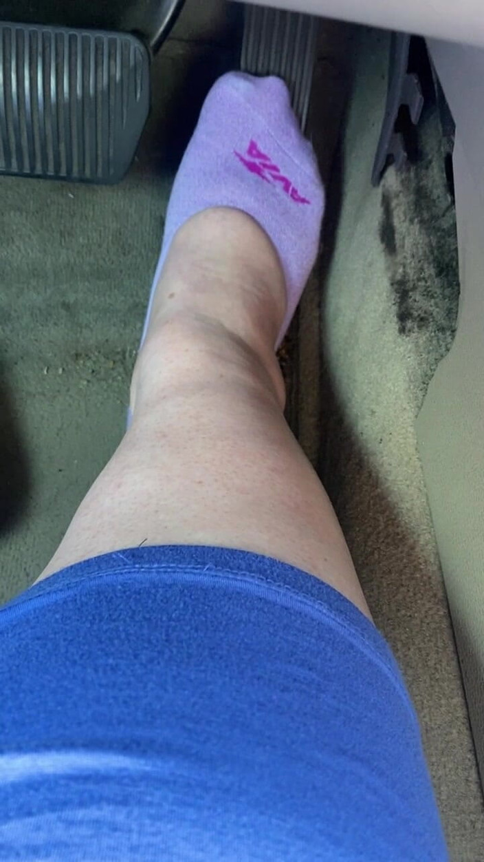 BellaBlast: Pompaggio del pedale in calze viola