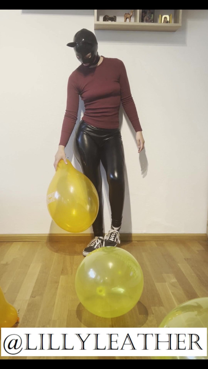 LillyLeather: Looner mädchen knallt 4 Ballons in süßem outfit und Kitty Latexmaske
