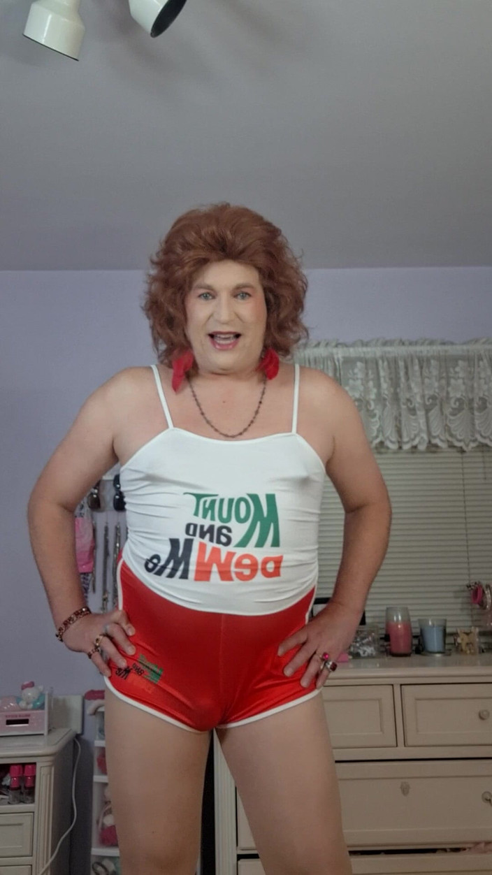 Victoria Lecherri: 我作为变性热辣人妻的秘密生活！