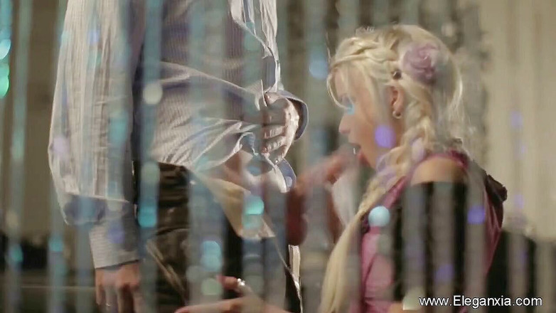 Eleganxia: Outdoor-action mit blondem küken