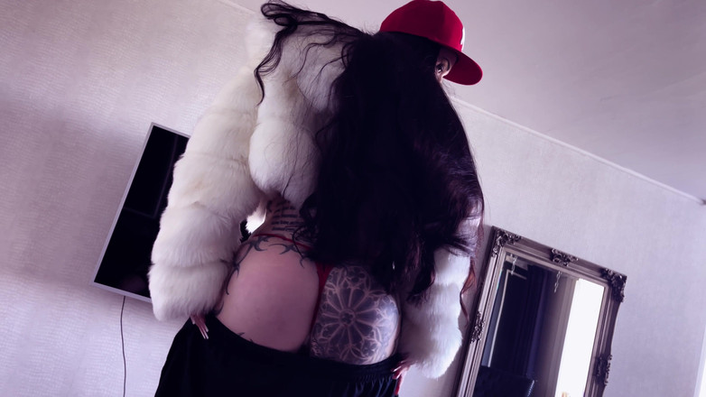 MissAlessaMilano: टोपी उल्टा और गहने चमकता है - वह मुझे रानी की तरह उड़ाती है