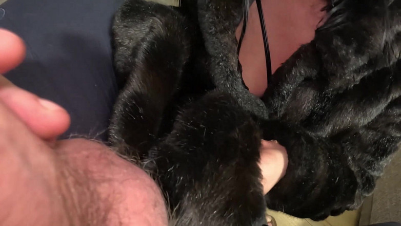 MilfyCalla: 淫荡的熟女在毛皮外套上深喉和射精 264